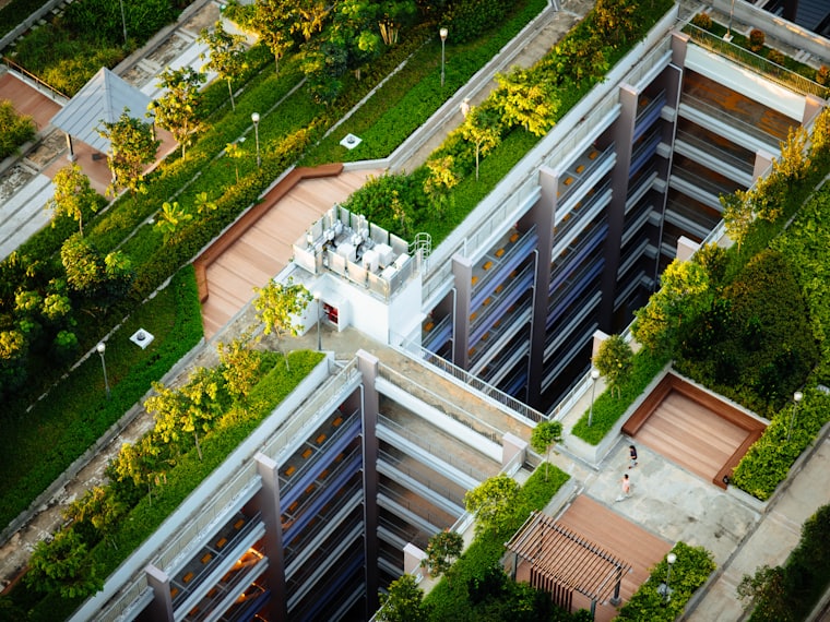 Model arsitektur skala bangunan kantor dengan ruang hijau